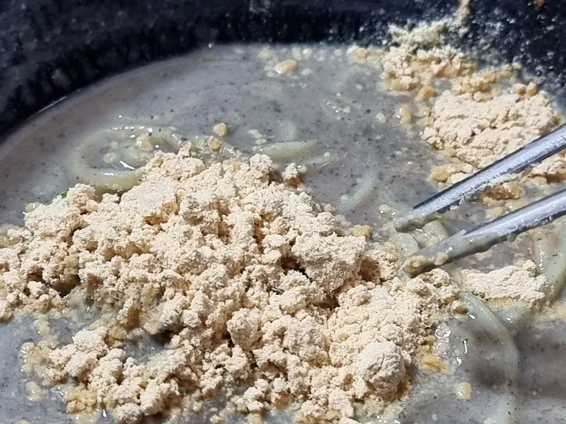 콩국수에 콩가루를 넣은 모습