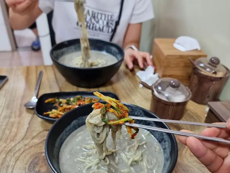 콩국수 면을 들어올리는 모습