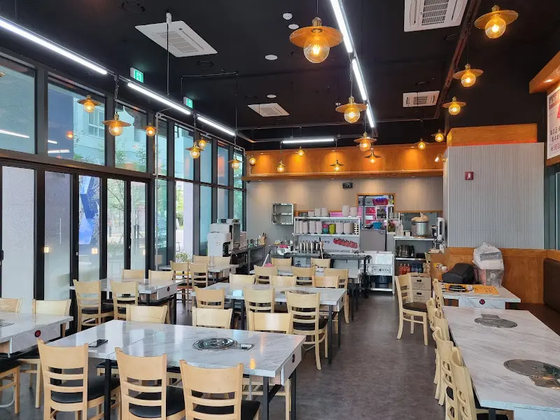 넓고 깔끔한 내부