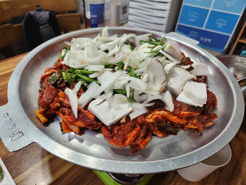 오리 불고기에 각종 야채를 올린 모습