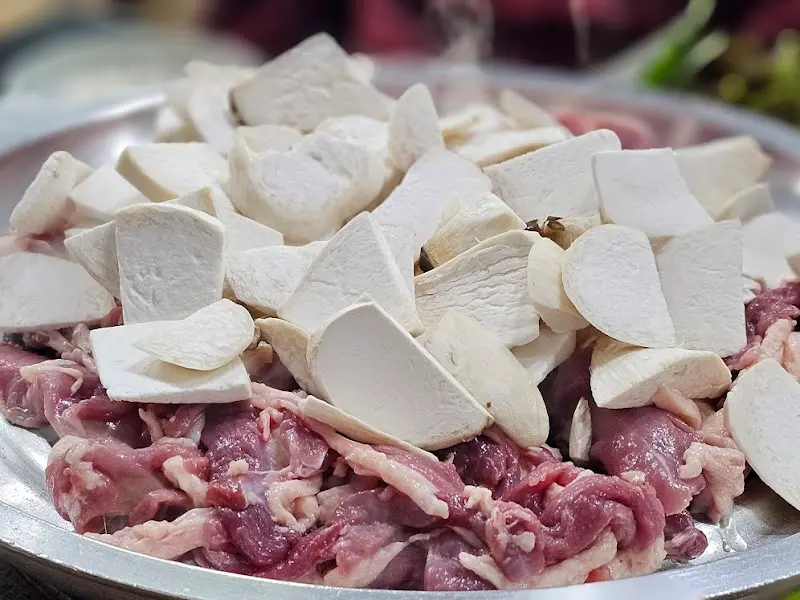 오리 고기와 버섯