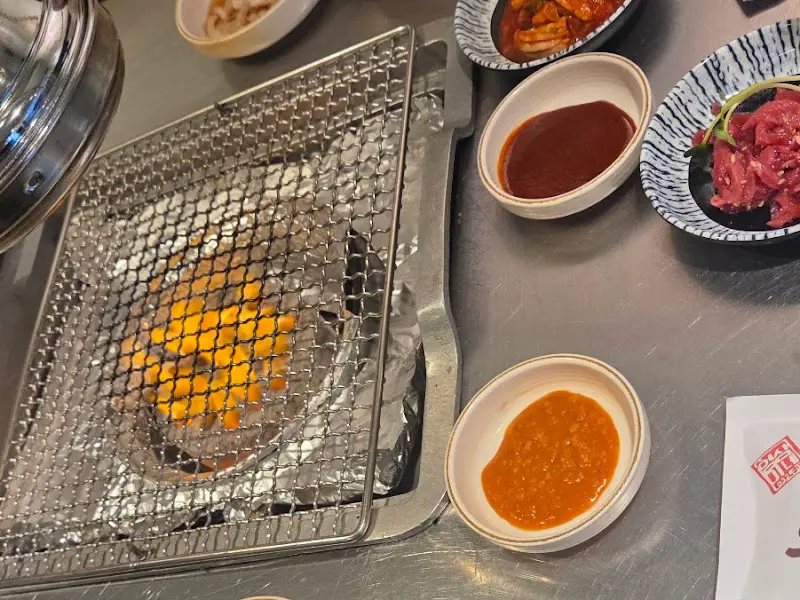 숯불 위에서 익어가는 정갈비