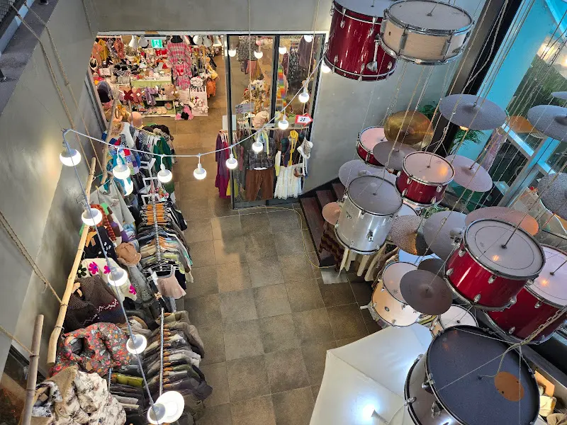 바다정원 카페 내부 드럼세트