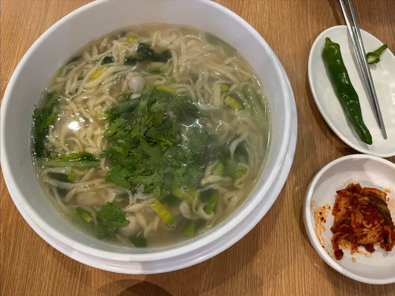 푸짐한 동죽이 들어간 칼국수