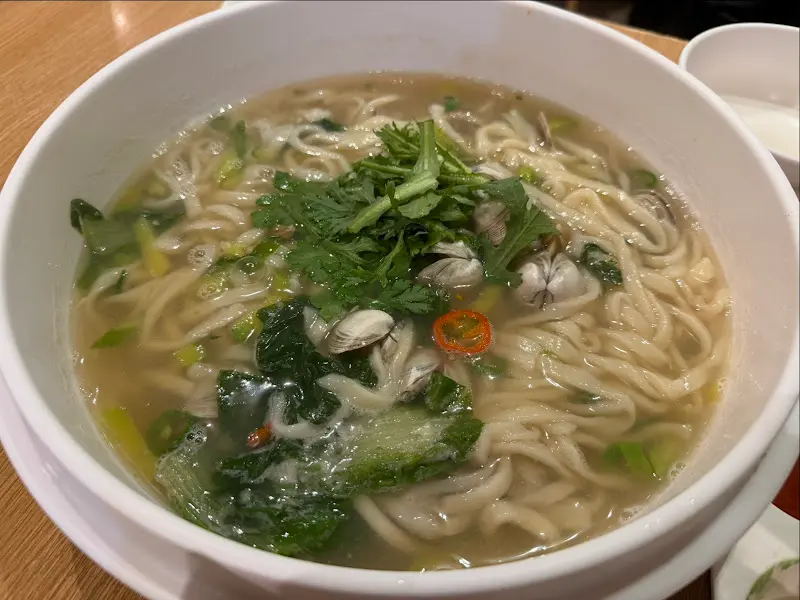 싱싱한 해산물이 가득한 칼국수