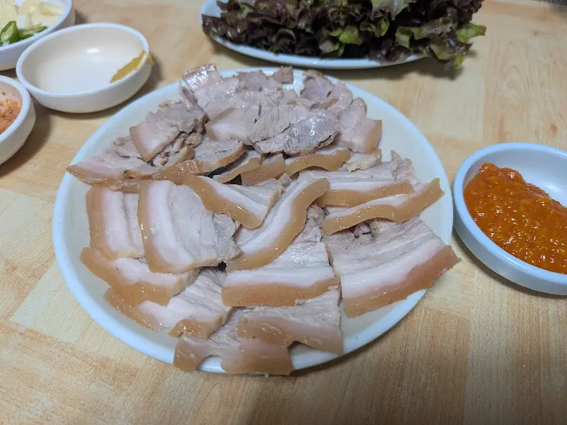 윤기가 자르르 흐르는 수육