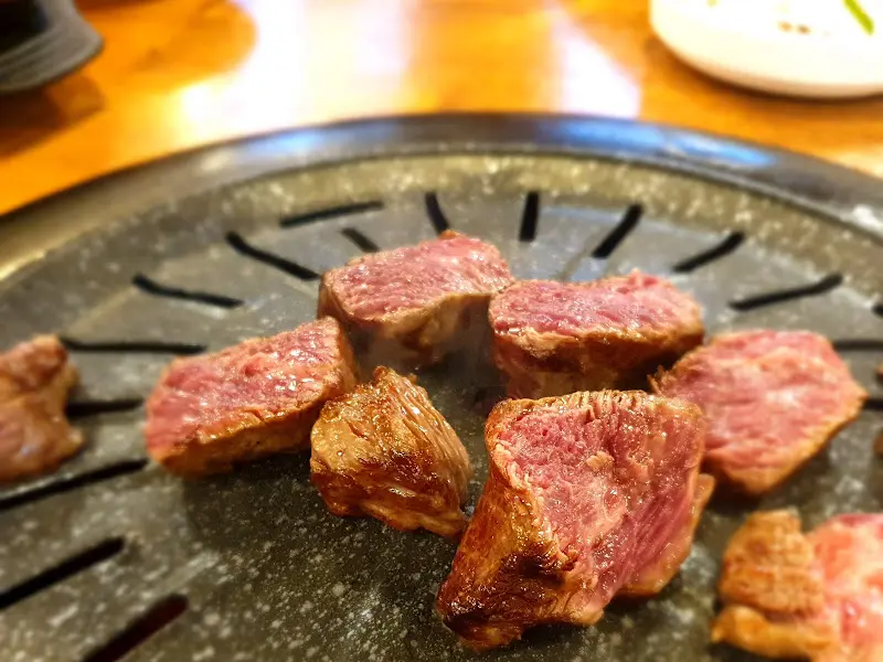 숯불 위에서 구워지는 소고기