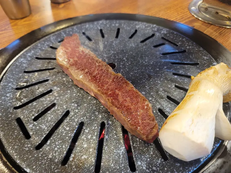 숯불 위에서 구워지는 소고기