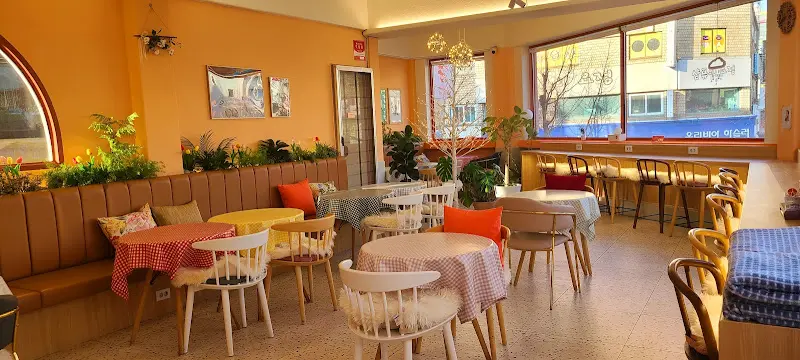 아늑하고 따뜻한 분위기의 베이커리앤 내부 전경