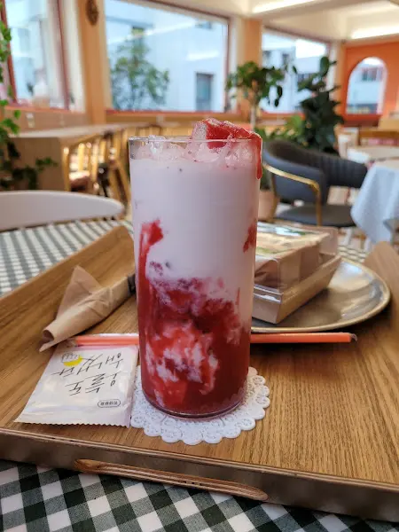 딸기가 듬뿍 들어간 음료