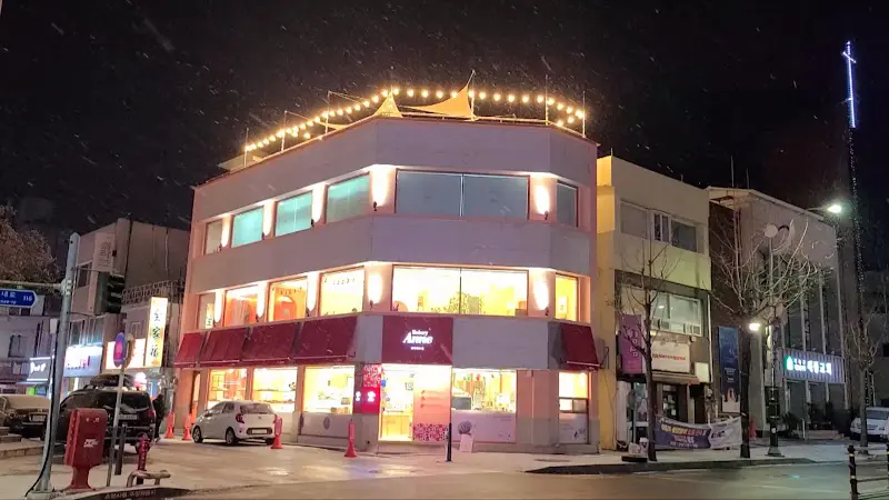 밤에 본 베이커리앤 외관