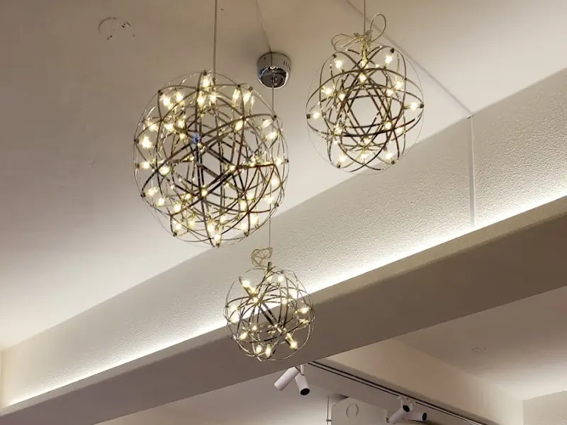 천장의 독특한 조명