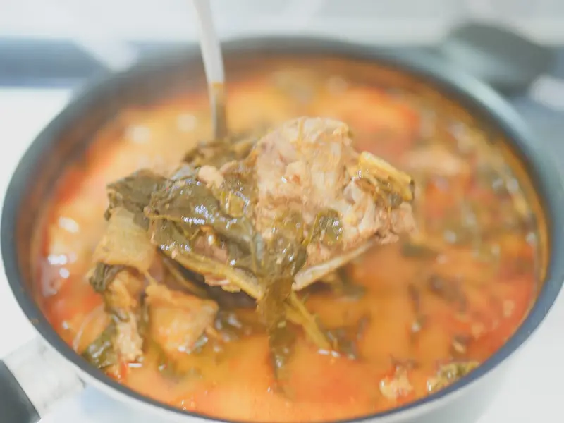 가마솥에서 끓고 있는 뼈해장국