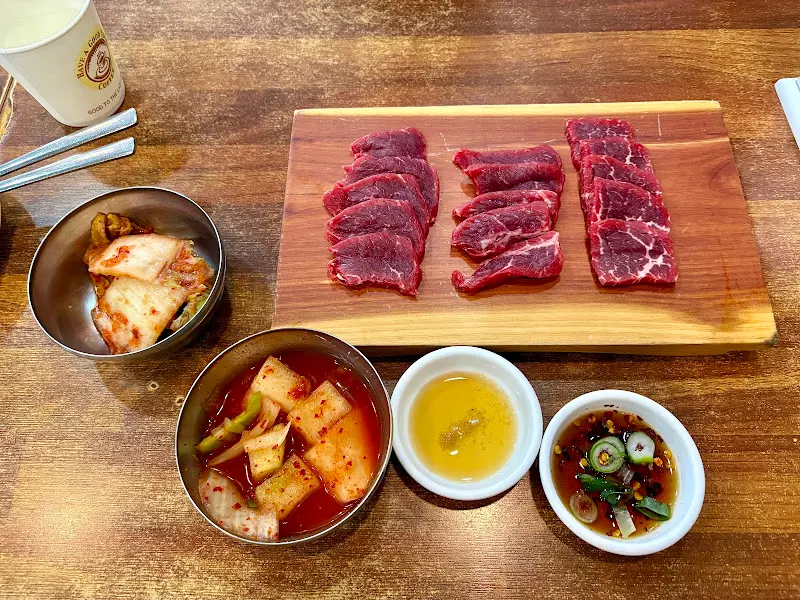 육사시미 한상차림