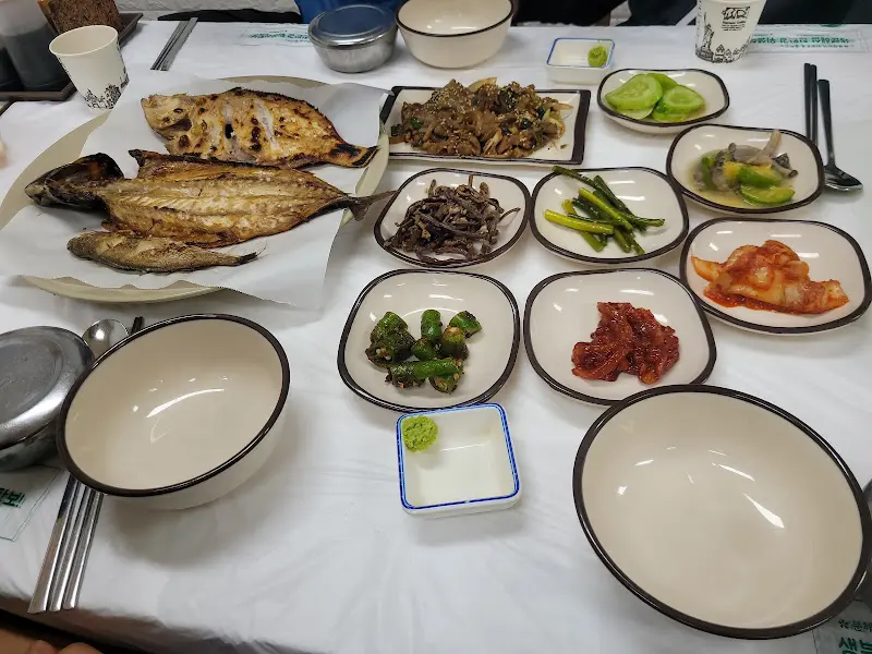 한 상 가득 차려진 생선구이 정식