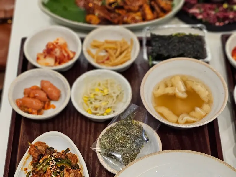 다채로운 밑반찬 구성