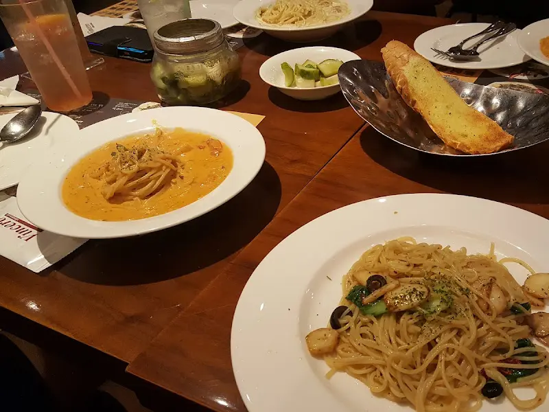 다양한 메뉴가 준비된 테이블