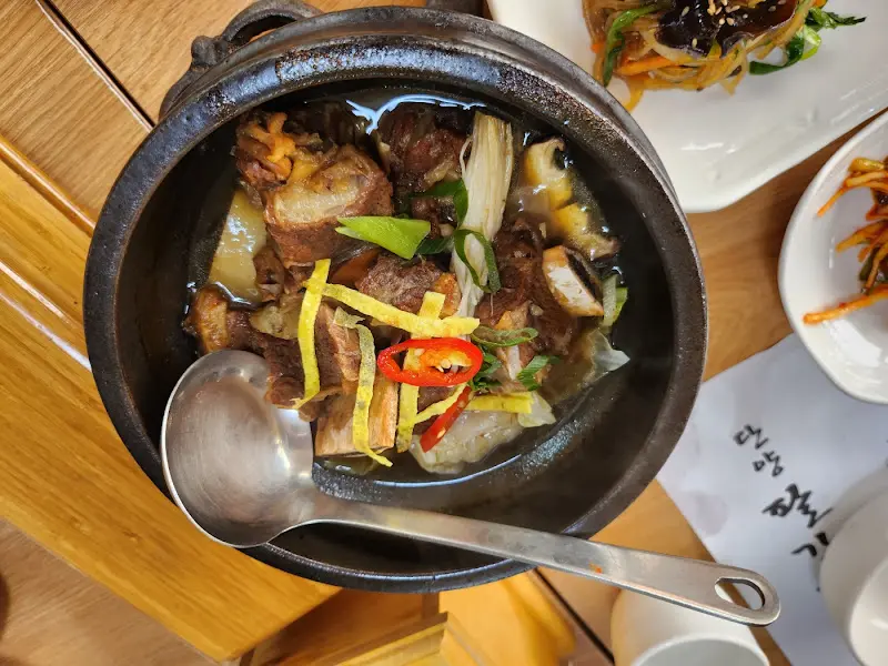 돌솥에 담겨져 나오는 따뜻한 국밥의 모습