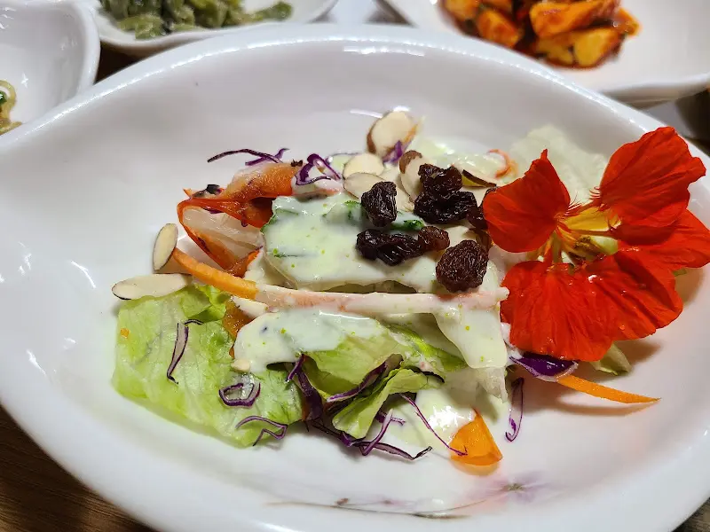 싱싱한 야채와 꽃으로 장식된 샐러드