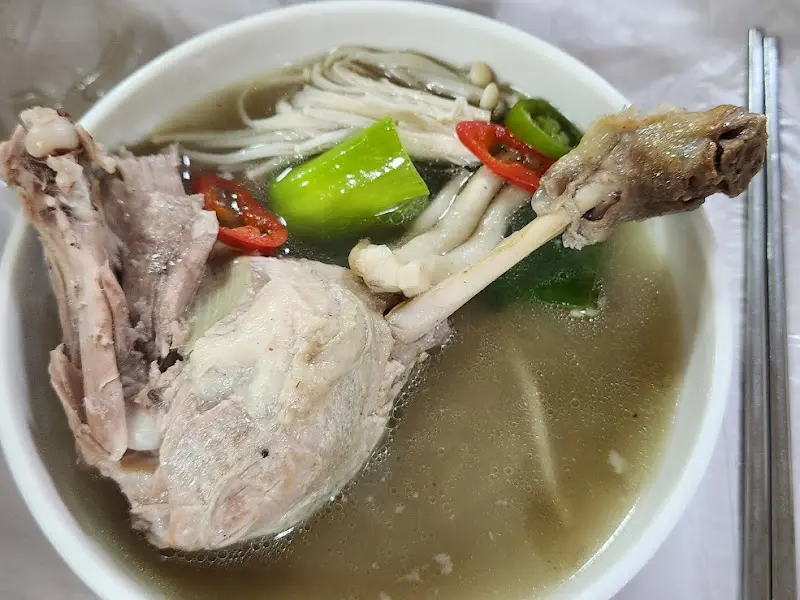 능이버섯과 오리가 듬뿍 들어간 백숙