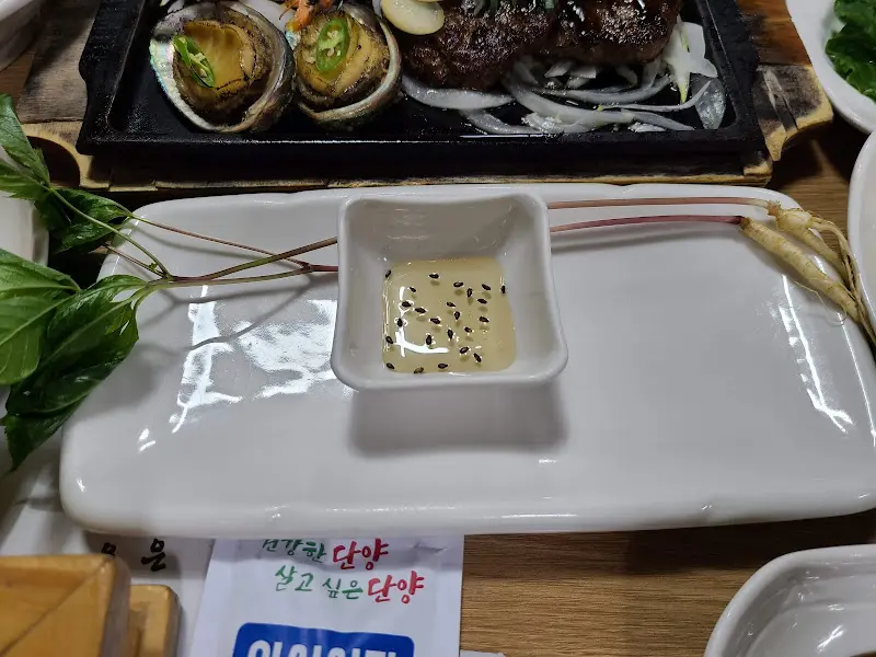 정갈하게 담겨져 나오는 팔경정의 밑반찬