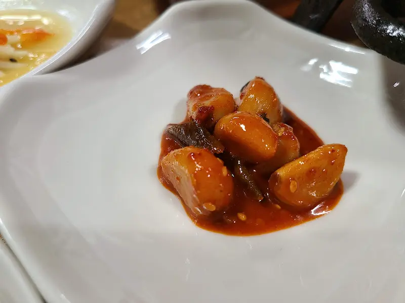 윤기가 흐르는 마늘 장아찌