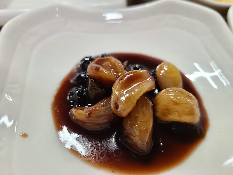 검은콩과 함께 졸여진 마늘 장아찌