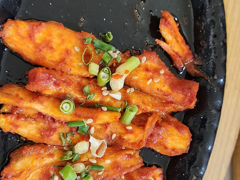 돌솥밥과 함께 제공되는 다양한 밑반찬들