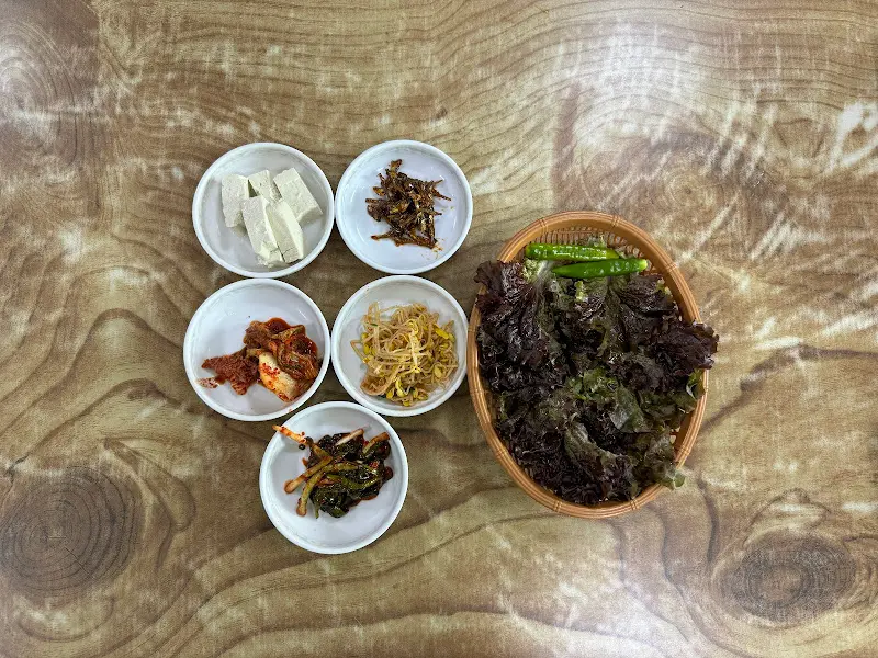 정갈하게 담겨 나온 밑반찬