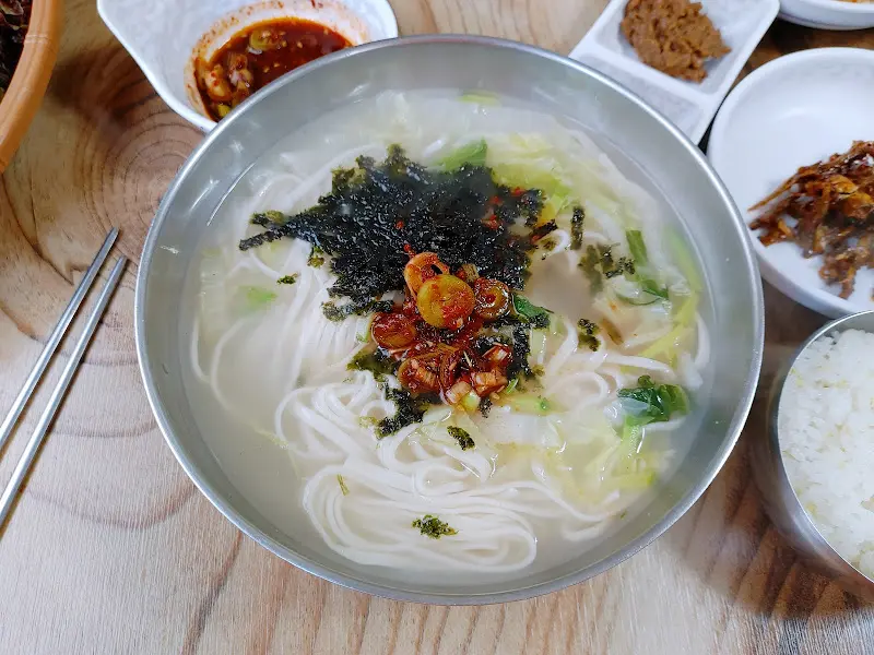 애호박과 김가루가 듬뿍 올라간 안동국수