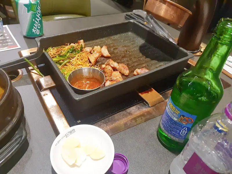 돈블랑 밑반찬과 고기