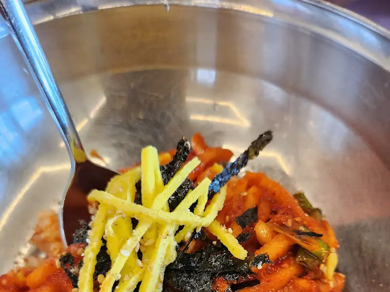 무채비빔밥 비비는 모습