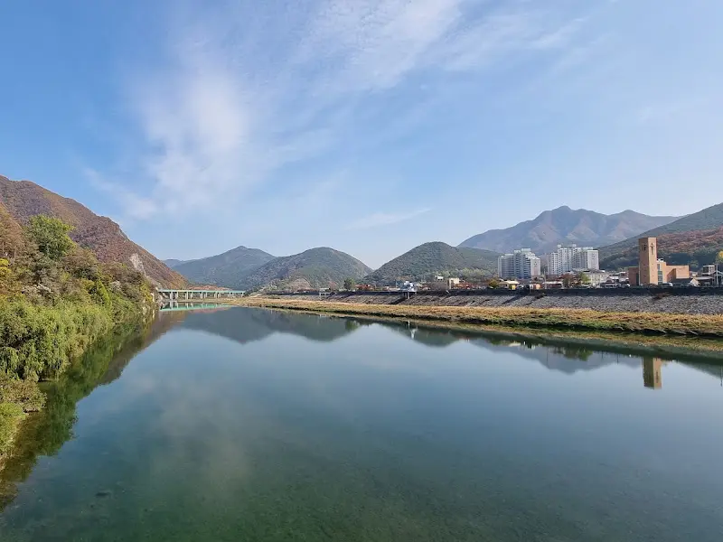 식당에서 바라본 아름다운 동강 풍경