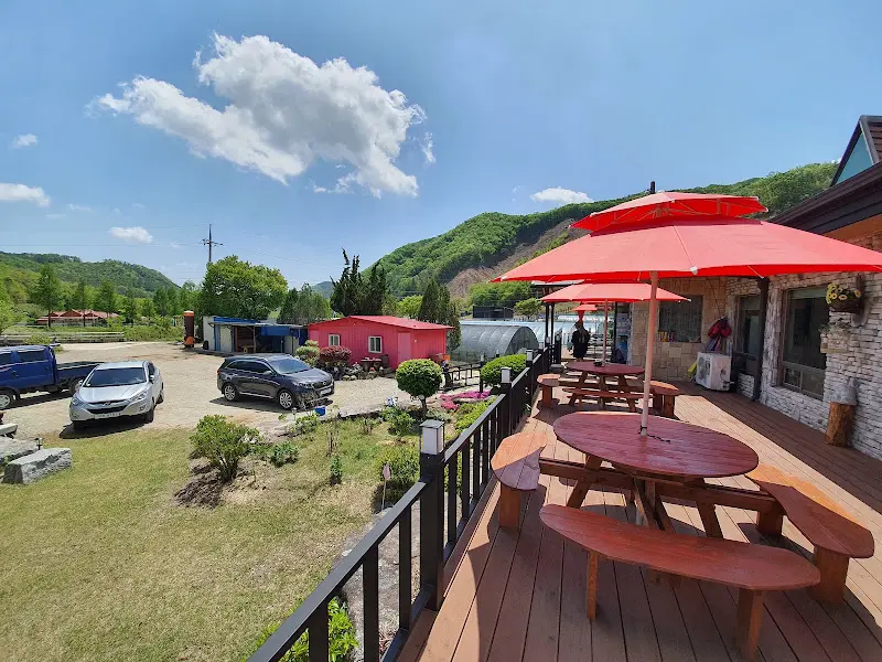 정갈하게 꾸며진 식당 외부 공간