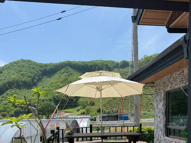 푸른 하늘과 어우러진 식당의 전경