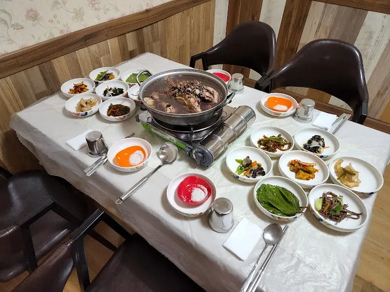 정갈하게 차려진 백숙 한 상 차림