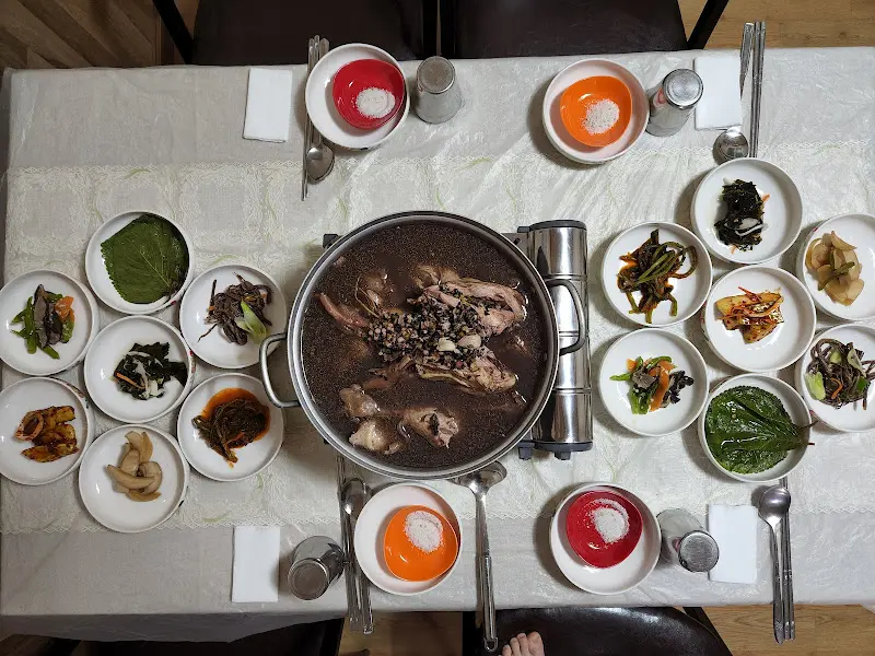 푸짐한 백숙과 다양한 밑반찬