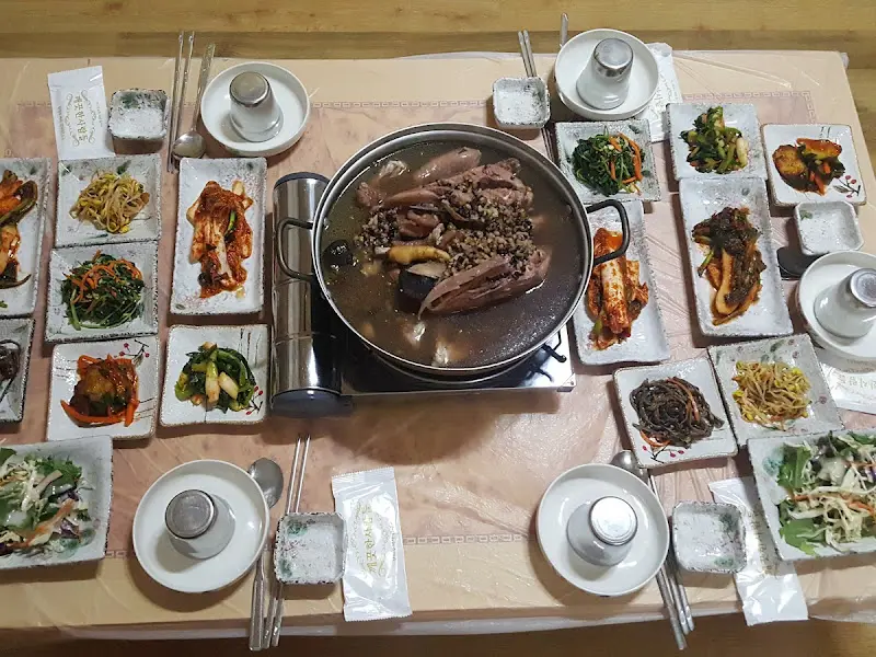 백숙 한 상 전체샷