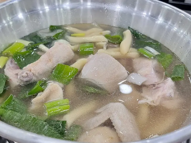 닭한마리에 칼국수 사리 추가