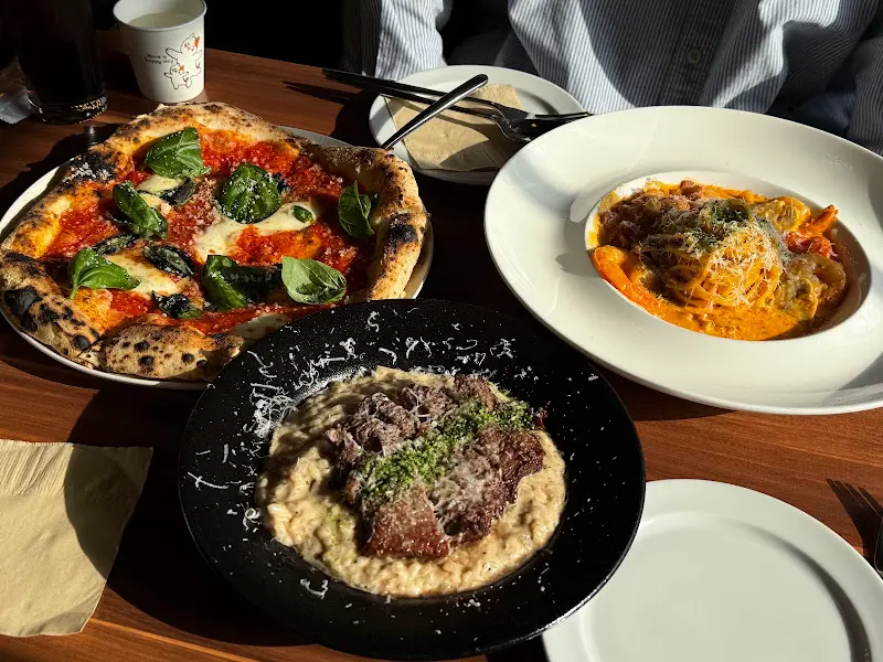 갓 구워져 나온 마르게리따 피자