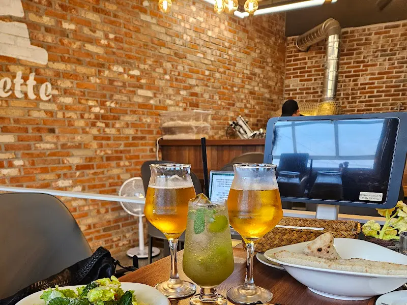 벽돌 인테리어와 조명이 따뜻한 분위기를 자아내는 내부