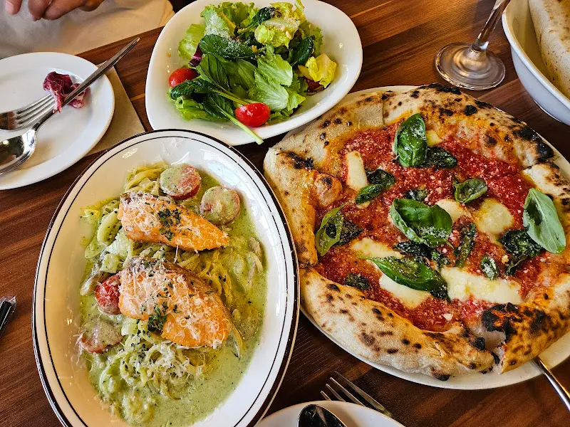 마르게리따 피자와 샐러드, 바질 연어 크림 파스타