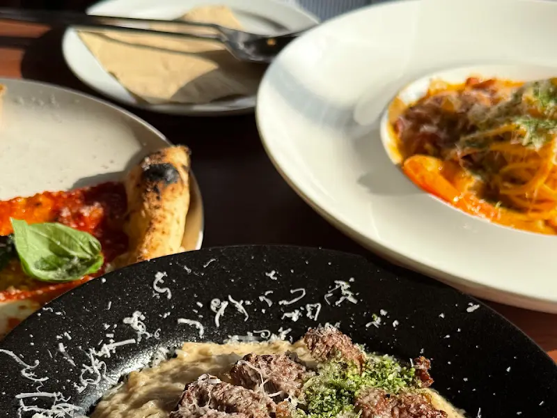 테이블 위에 놓인 다양한 메뉴들