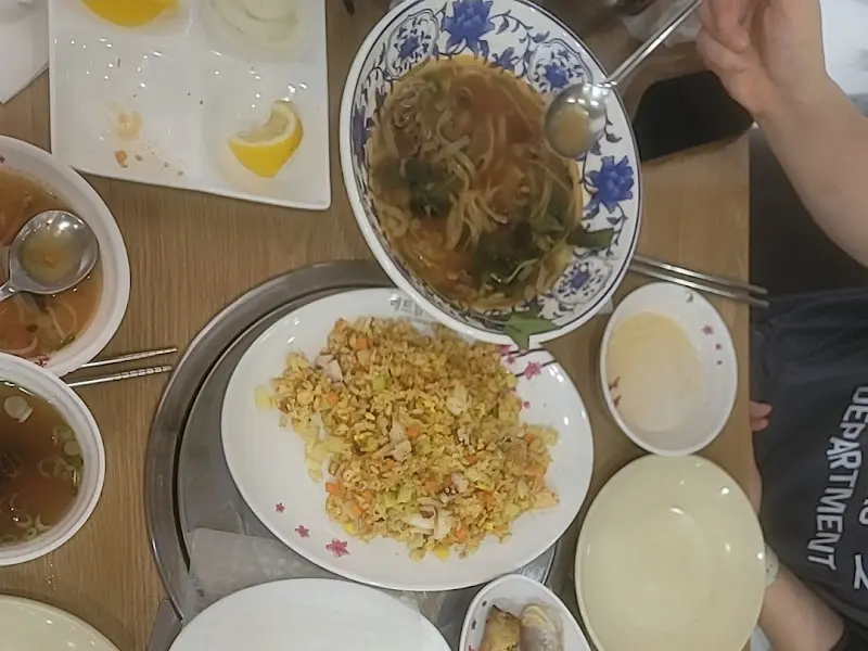 테이블 가득 차려진 음식