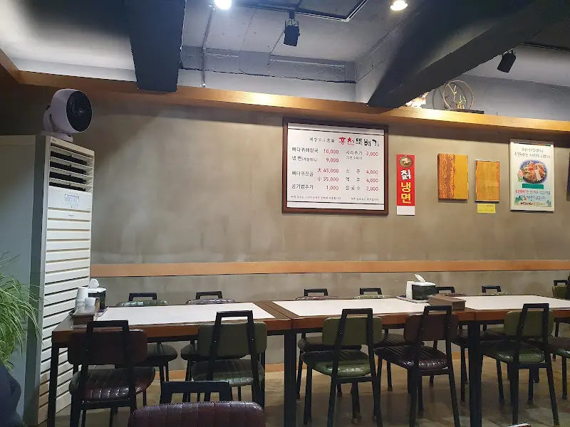 깔끔하게 정돈된 식당 내부