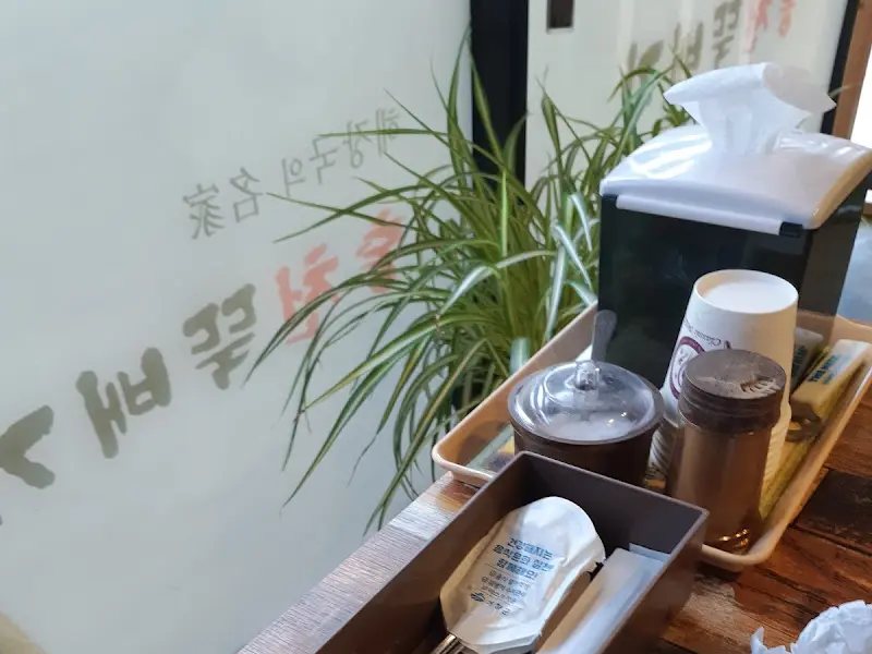 테이블에 놓인 식기류와 티슈