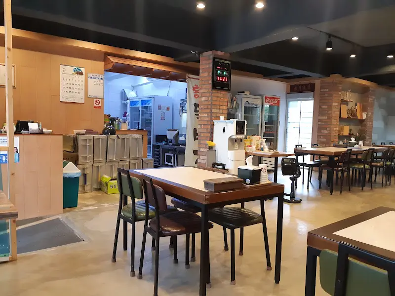 넓고 깔끔한 식당 내부 전경