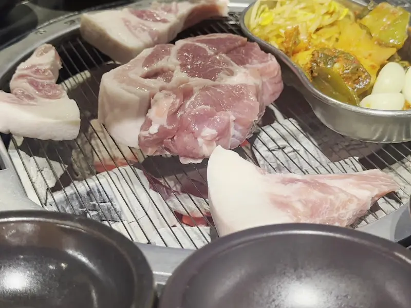 숯불 위에서 익어가는 육즙 목살