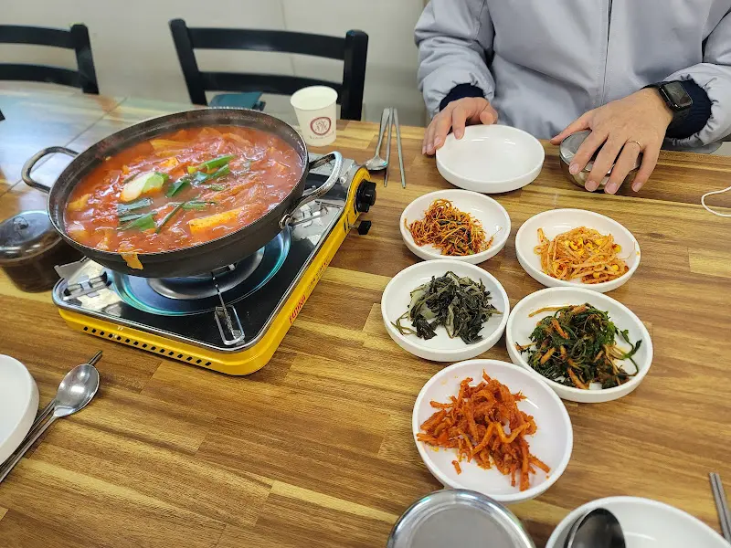 김치찌개와 밑반찬