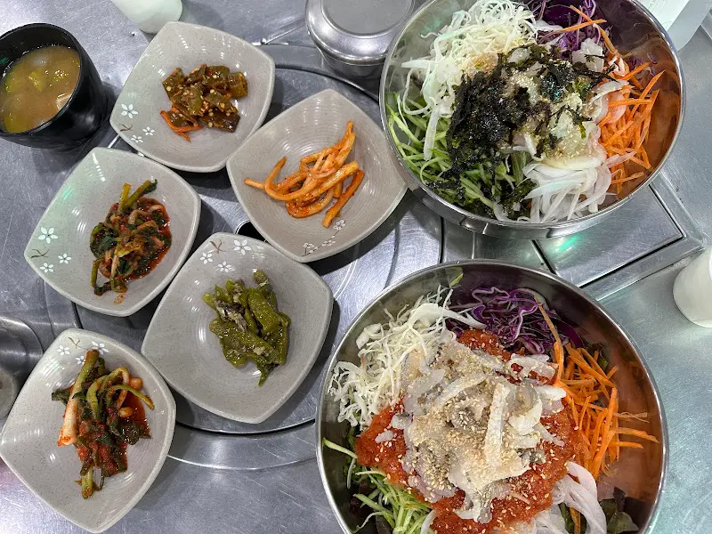 회덮밥과 밑반찬